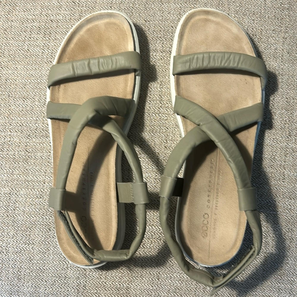 Ecco Sandals Green Soft Straps Size 10-10.5. 
White Platform Brown Cushion.
